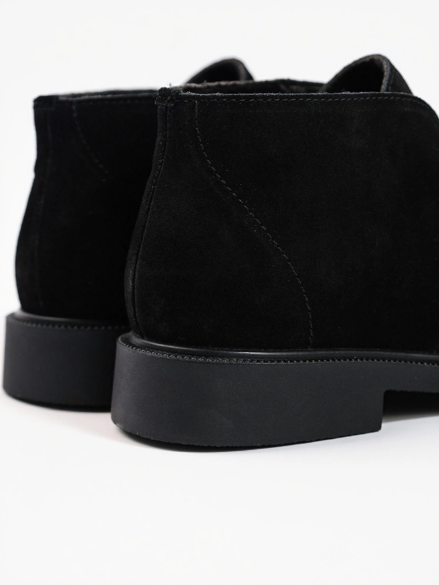 Ботинки черного цвета на шнуровке из натуральной замши